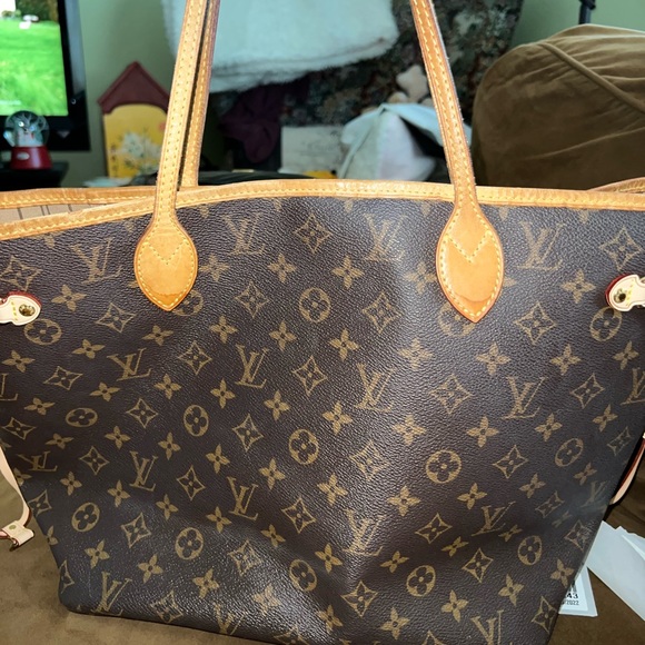 Louis Vuitton Neverfull MM Bag - Picture 8 of 11